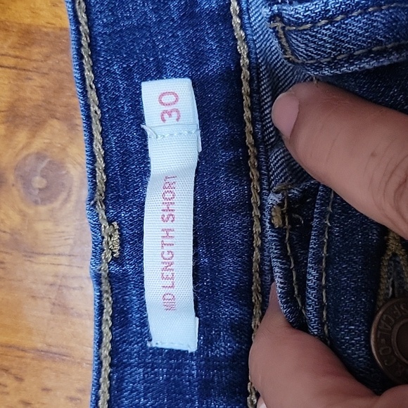Levi's mid length blue denim cuffed shorts - Picture 6 of 8